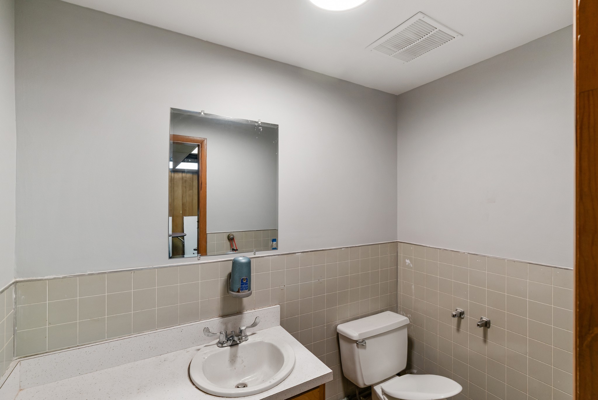4000 Memorial Boulevard Springfield, TN 37172 - Photo 31 of 40 a bathroom with a toilet a sink and mirror
