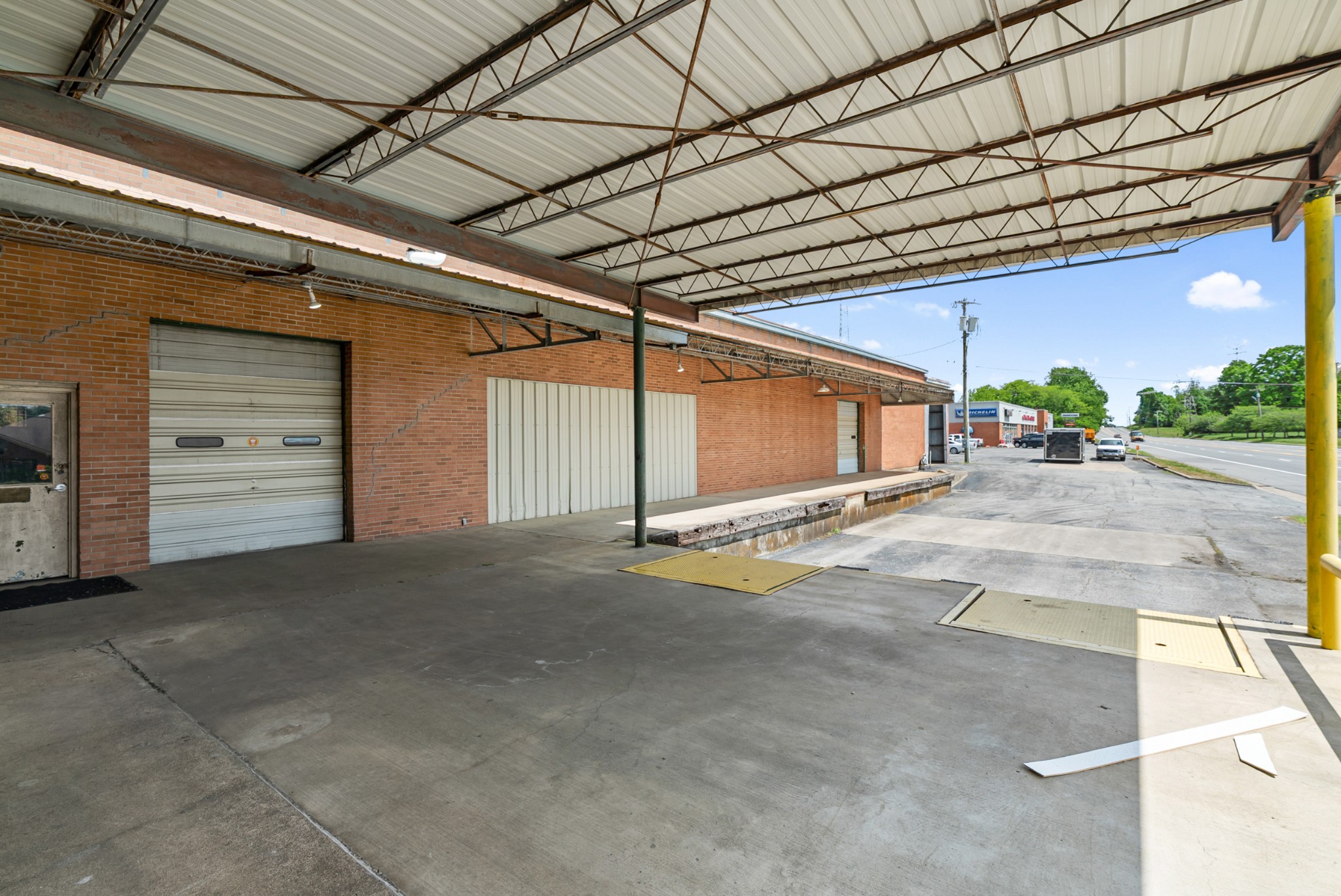 4000 Memorial Boulevard Springfield, TN 37172 - Photo 9 of 40 a view of a garage