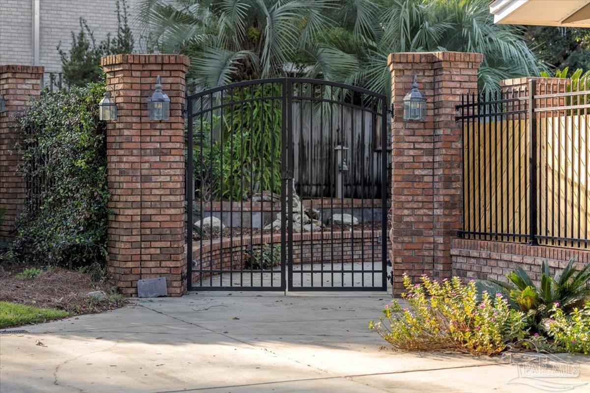 205 Silverthorn Road Gulf Breeze, FL 32561 - Photo 10 of 71