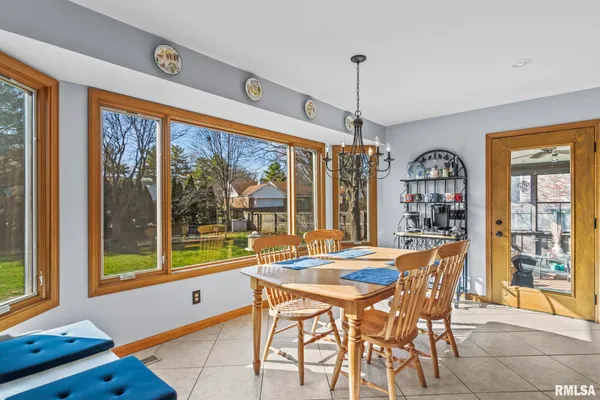 $530,000 | 2000 Oak Creek Road, Springfield, IL 62704