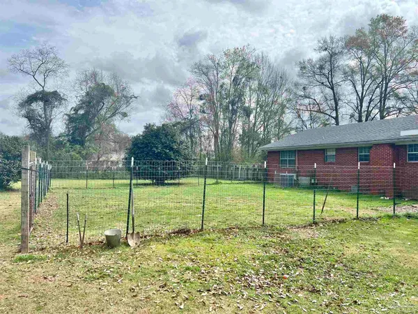 a view of a house with backyard
