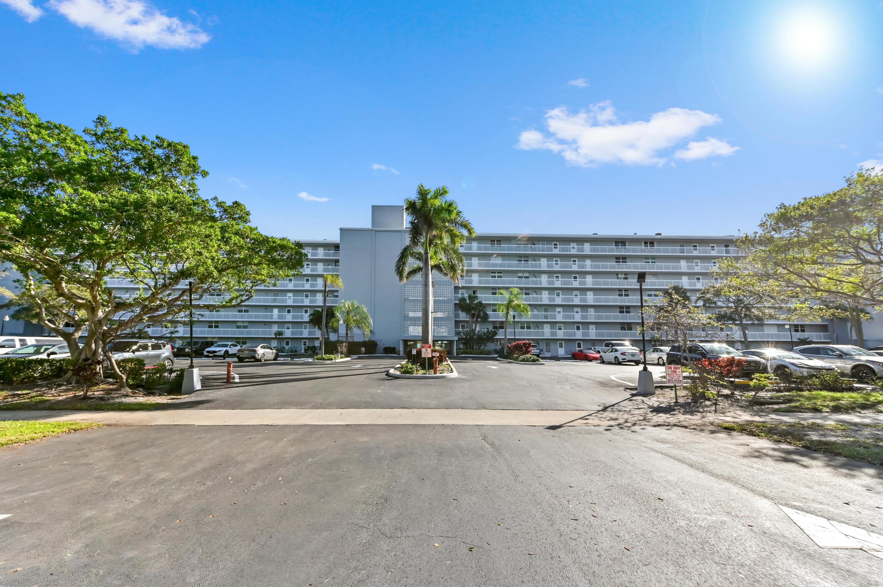 5700 Northwest 2nd Avenue, Unit 503 Boca Raton, FL 33487 - Photo 35 of 40 a view of a basketball court