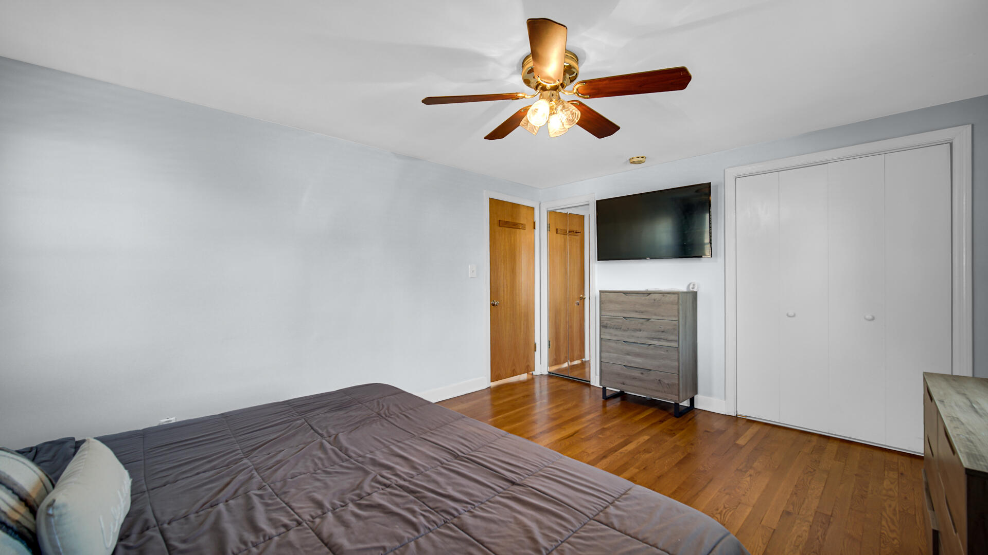 222 Beacon Place Munster, IN 46321 - Photo 19 of 30 a view of a livingroom with wooden floor and a ceiling fan
