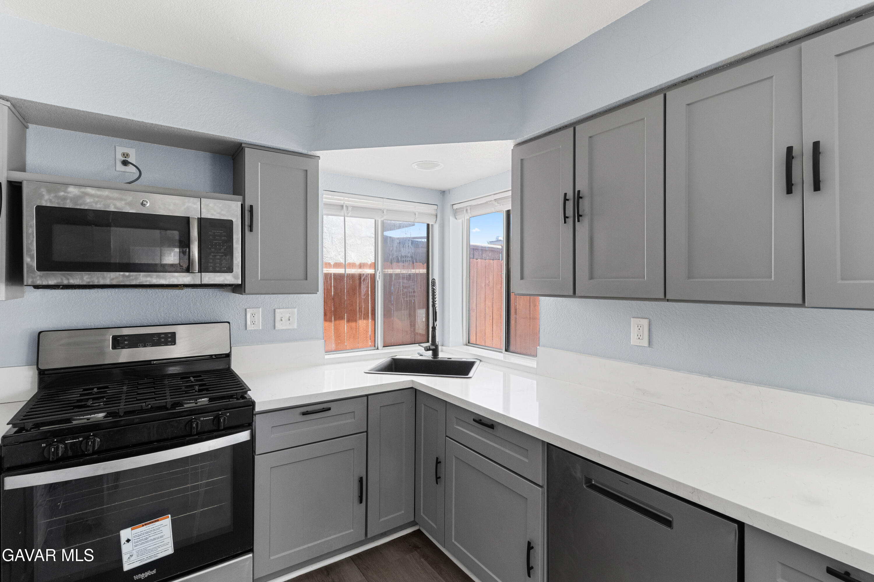 37666 Scomar Street Palmdale, CA 93550 - Photo 5 of 27 Kitchen-3