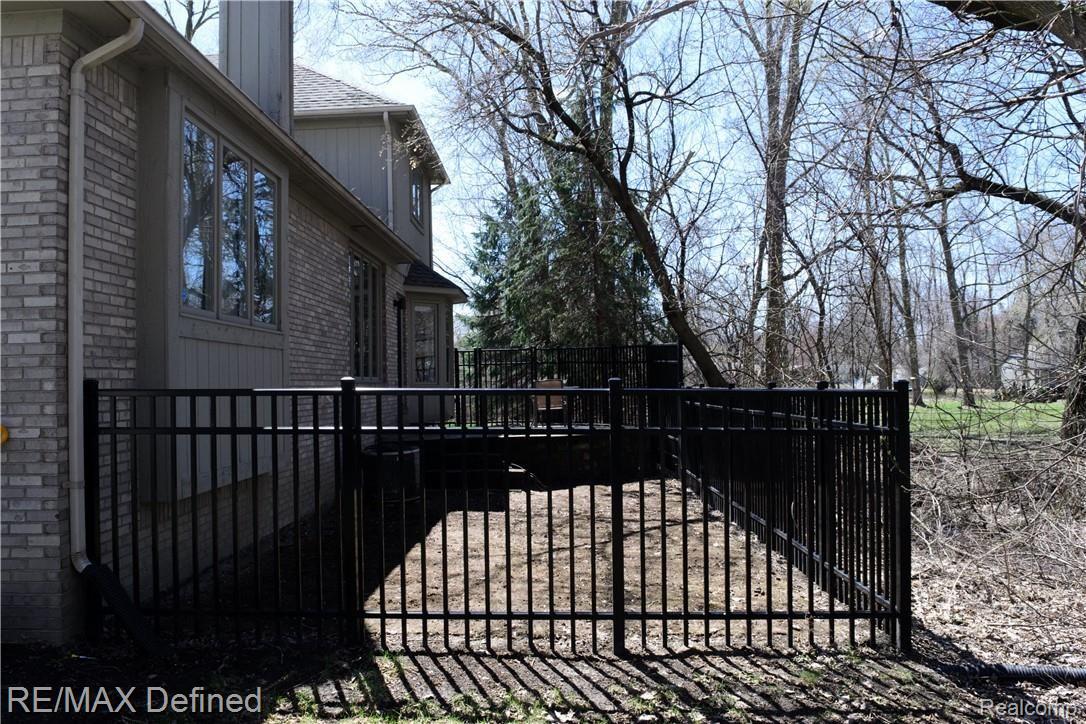 3085 Wilmington Court Rochester, MI 48309 - Photo 6 of 45 back3.jpg