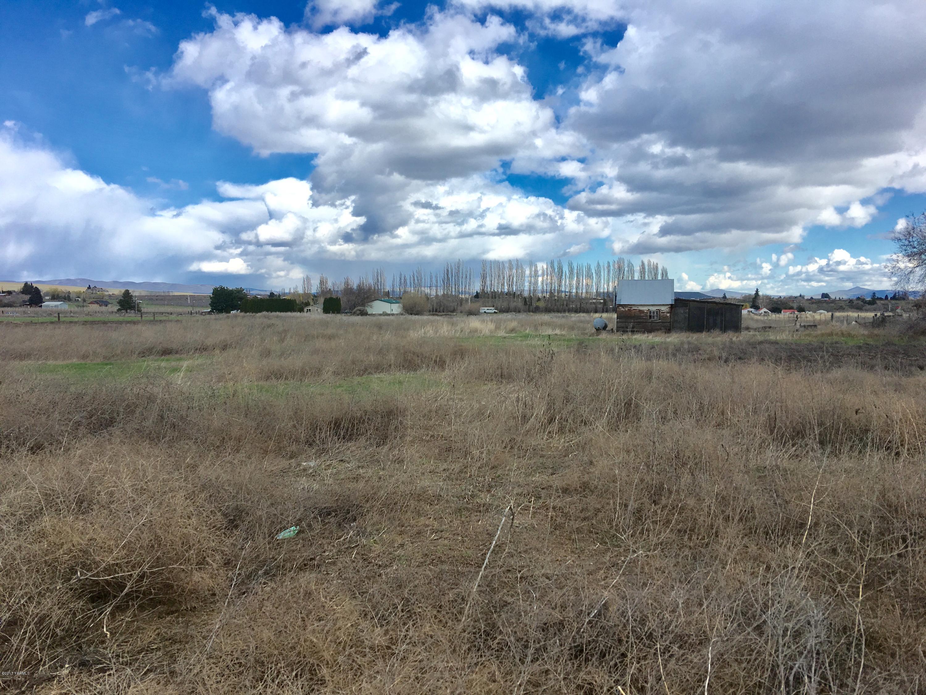 1611 Franklin Road Tieton, WA 98947 - Photo 1 of 5 a view of a big yard