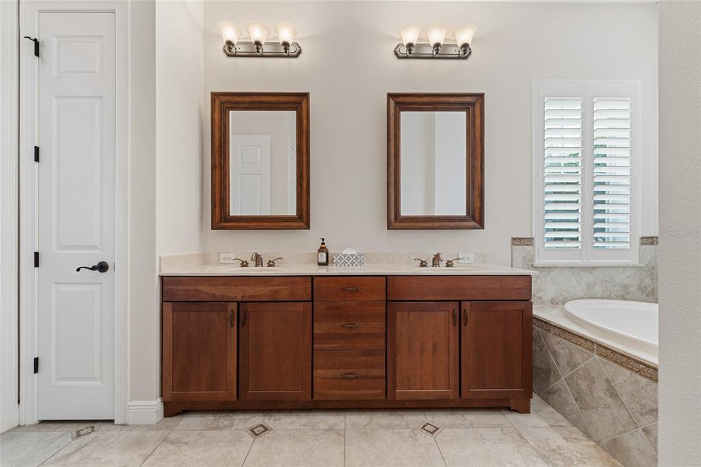 1027 Juel Street Orlando, FL 32814 - Photo 39 of 78 a bathroom with 2 sink tub and a mirror