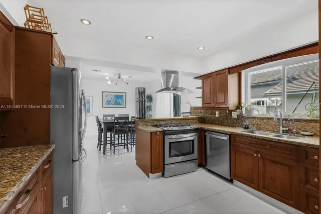 $1,249,000 | 633 North Crescent Drive, Hollywood, FL 33021