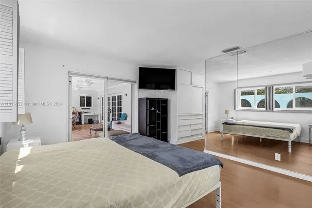 $1,249,000 | 633 North Crescent Drive, Hollywood, FL 33021