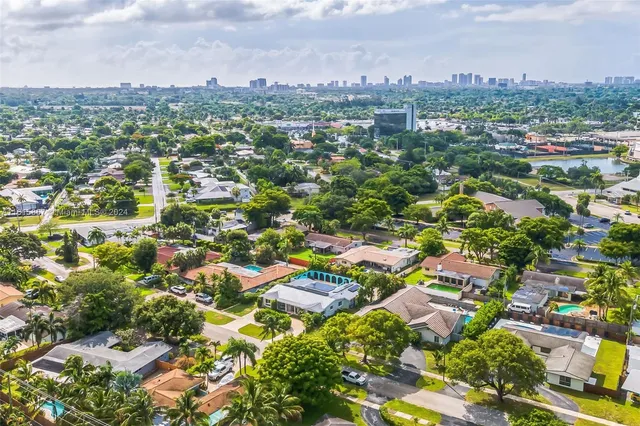 $1,249,000 | 633 North Crescent Drive, Hollywood, FL 33021