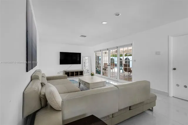 $1,249,000 | 633 North Crescent Drive, Hollywood, FL 33021