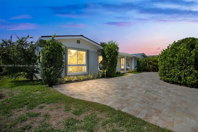 $1,249,000 | 633 North Crescent Drive, Hollywood, FL 33021