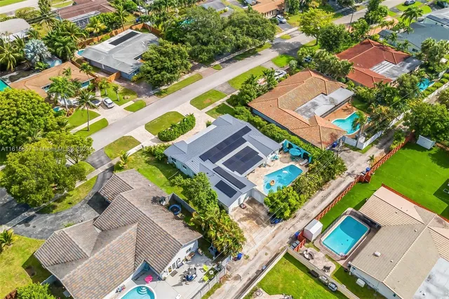 $1,249,000 | 633 North Crescent Drive, Hollywood, FL 33021