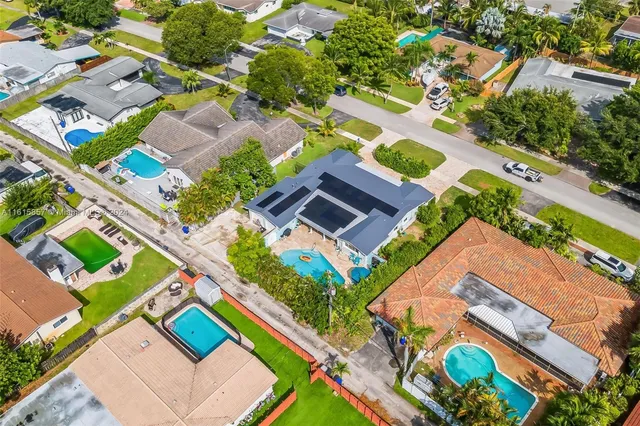 $1,249,000 | 633 North Crescent Drive, Hollywood, FL 33021
