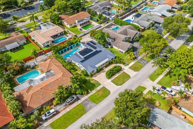 $1,249,000 | 633 North Crescent Drive, Hollywood, FL 33021