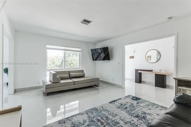 $1,249,000 | 633 North Crescent Drive, Hollywood, FL 33021
