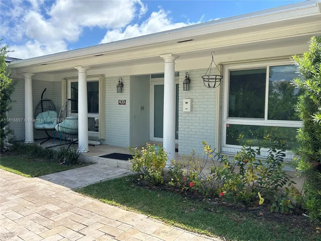$1,249,000 | 633 North Crescent Drive, Hollywood, FL 33021