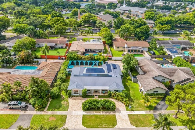 $1,249,000 | 633 North Crescent Drive, Hollywood, FL 33021