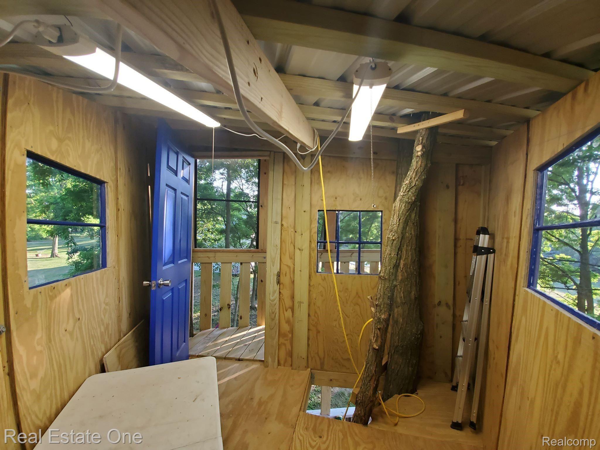 13665 Hibner Road Hartland, MI 48353 - Photo 52 of 60 Tree House Inside.jpg