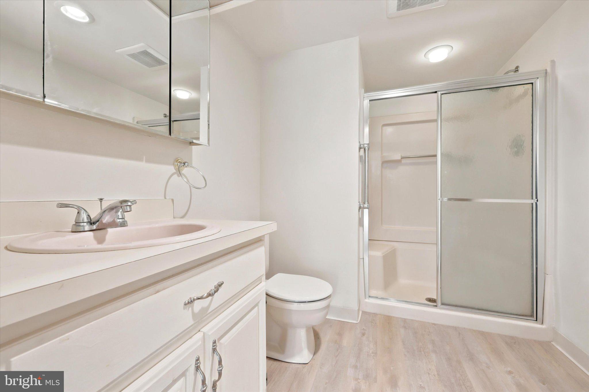800 Avondale Road, Unit 2K Wallingford, PA 19086 - Photo 8 of 44 Primary Full Bathroom