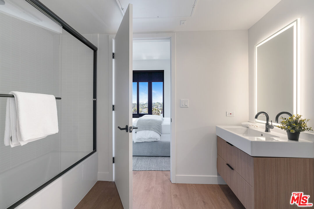 10700 Tabor Street, Unit 524 Los Angeles, CA 90034 - Photo 11 of 29 a bathroom with two sink and mirror