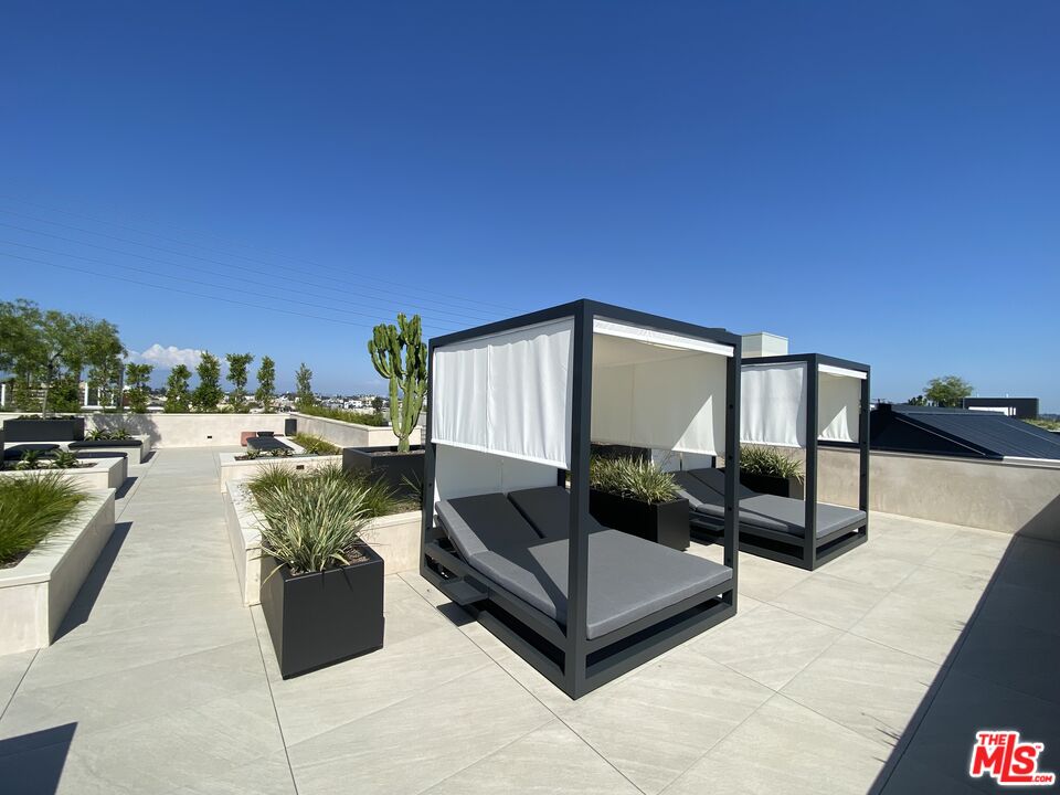 10700 Tabor Street, Unit 524 Los Angeles, CA 90034 - Photo 24 of 29 a view of a terrace with couches and sky view