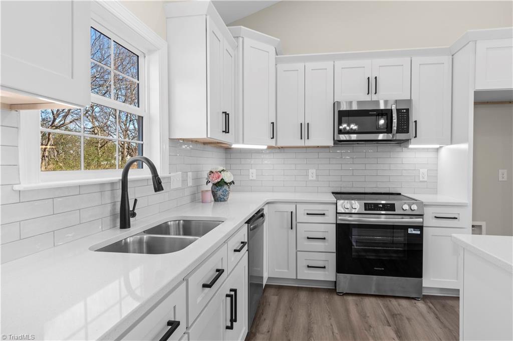 159 Wynnfall Drive Lexington, NC 27295 - Photo 9 of 27 Beautiful Kitchen - Tile Backsplash, Quartz Countertops, Soft Close Cabinetry