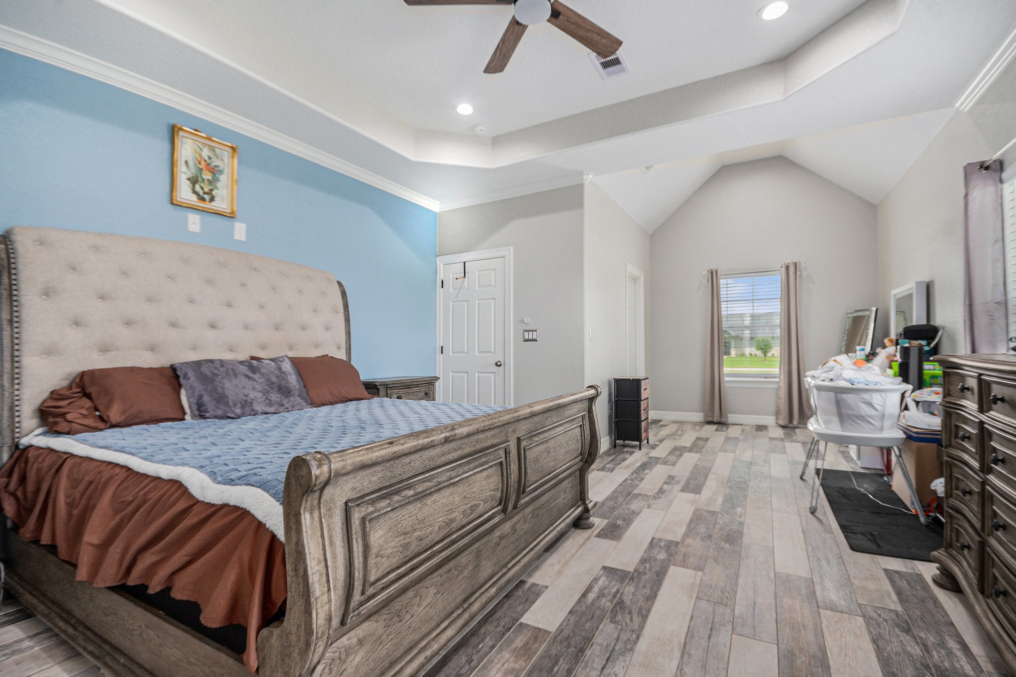 489 Sunset Trail Angleton, TX 77515 - Photo 12 of 39 a bed room with a bed and a couch