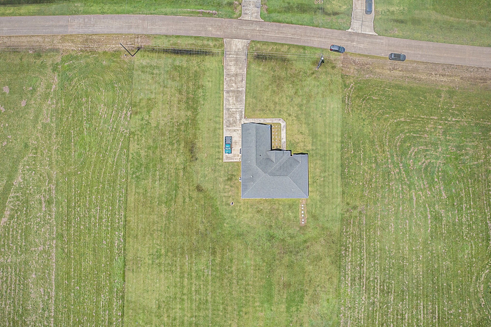 489 Sunset Trail Angleton, TX 77515 - Photo 33 of 39 a bathroom with a shower