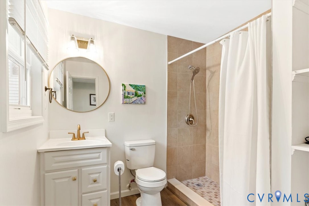 517 West Riverside Drive Lanexa, VA 23089 - Photo 21 of 27 a bathroom with a toilet a sink and a mirror
