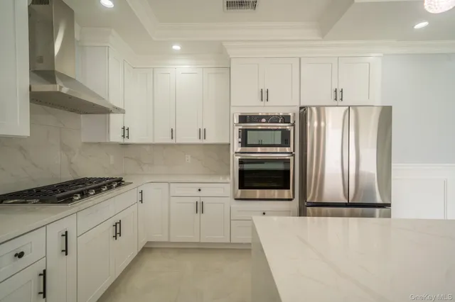 $1,799,000 | 17 Park Drive East, Syosset, NY 11791