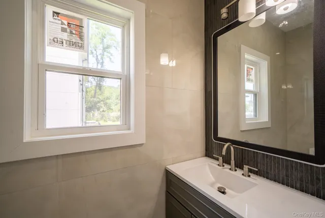 $1,799,000 | 17 Park Drive East, Syosset, NY 11791