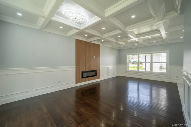 $1,799,000 | 17 Park Drive East, Syosset, NY 11791