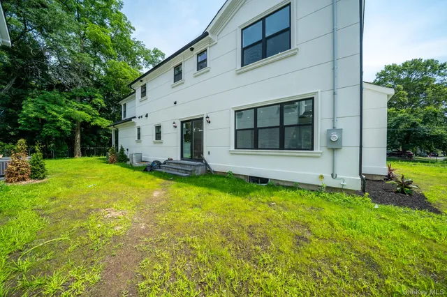 $1,799,000 | 17 Park Drive East, Syosset, NY 11791