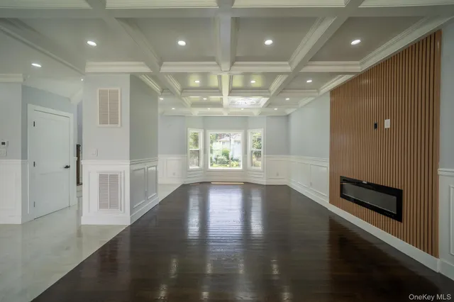 $1,799,000 | 17 Park Drive East, Syosset, NY 11791