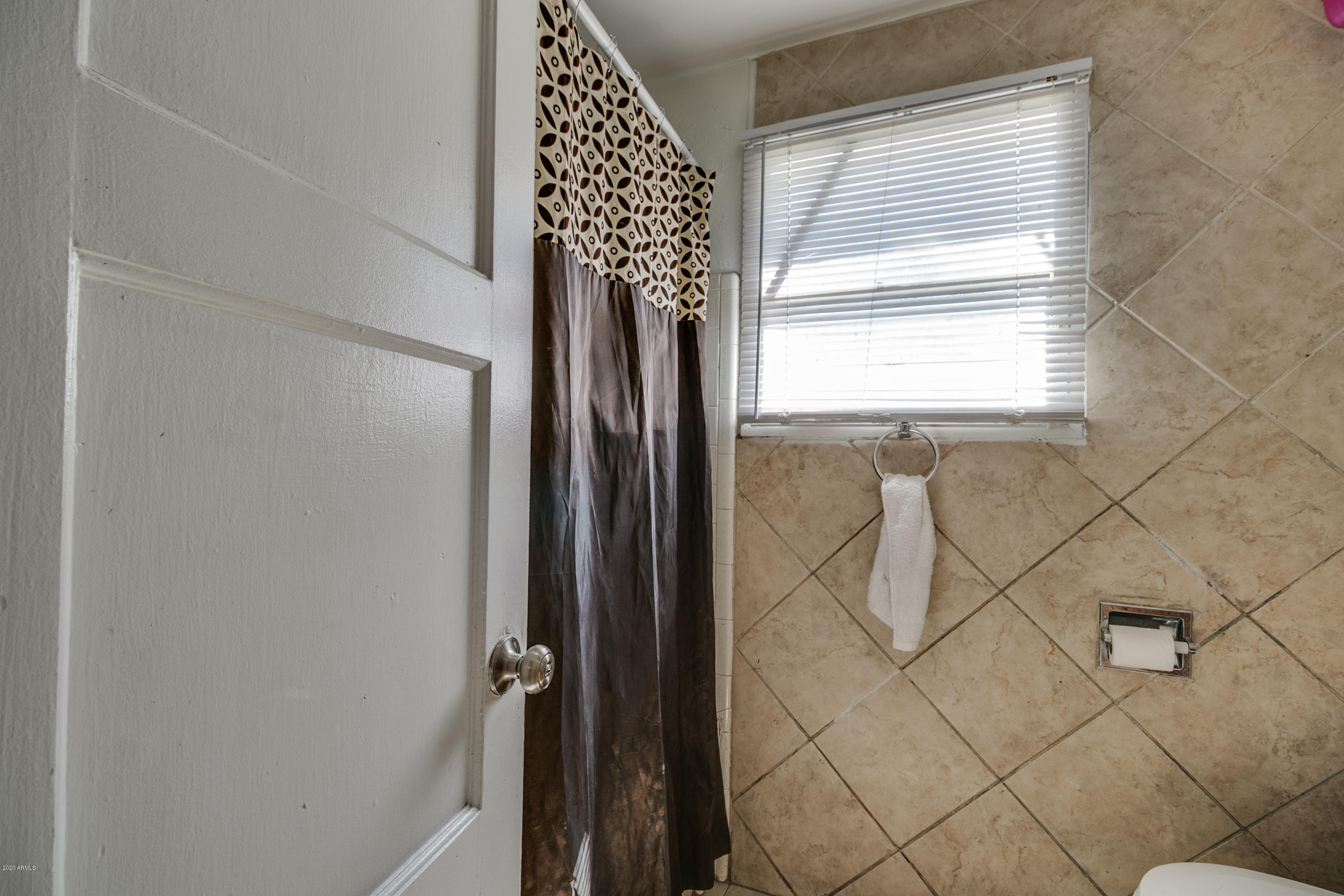 3537 West Granada Road Phoenix, AZ 85009 - Photo 19 of 40 MH shower & tub