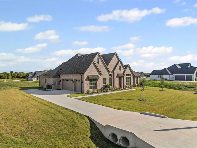 a view of an house with swimming pool and yard