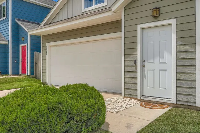 a view of yellow house with a backyard