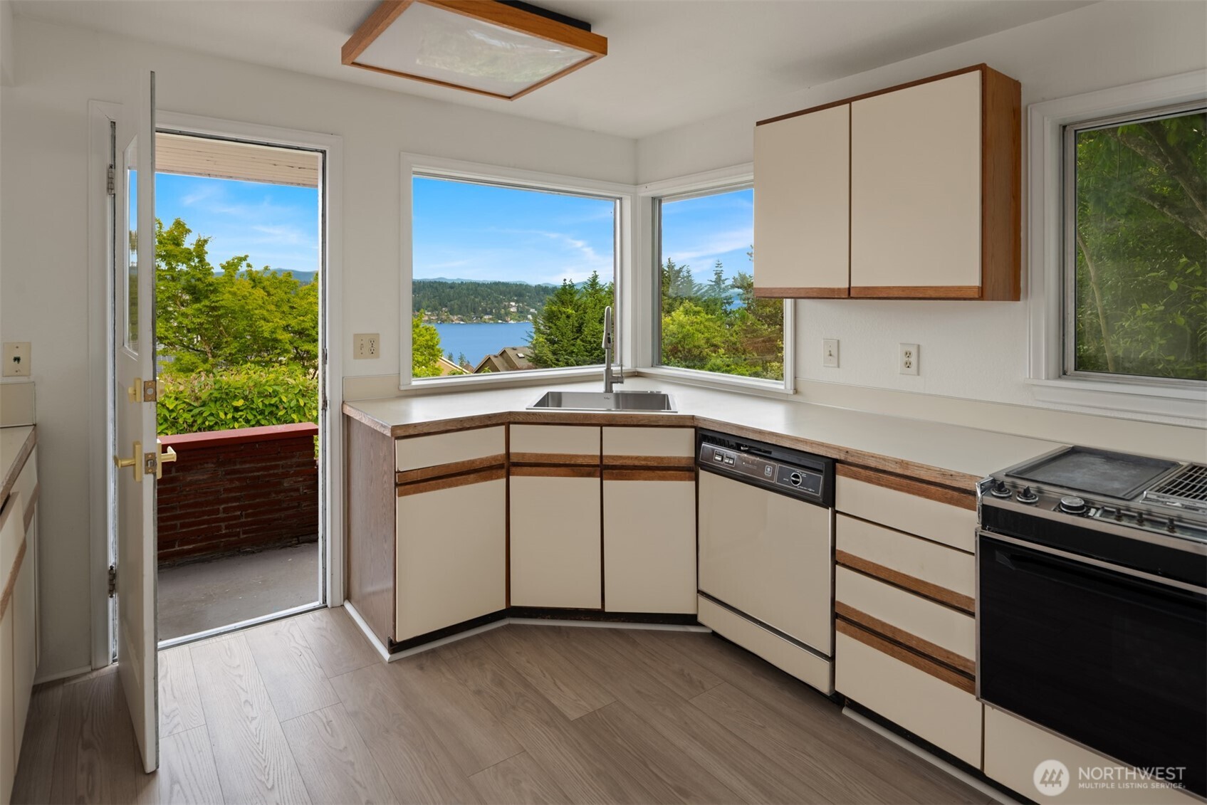 5235 South Graham Street Seattle, WA 98118 - Photo 7 of 34