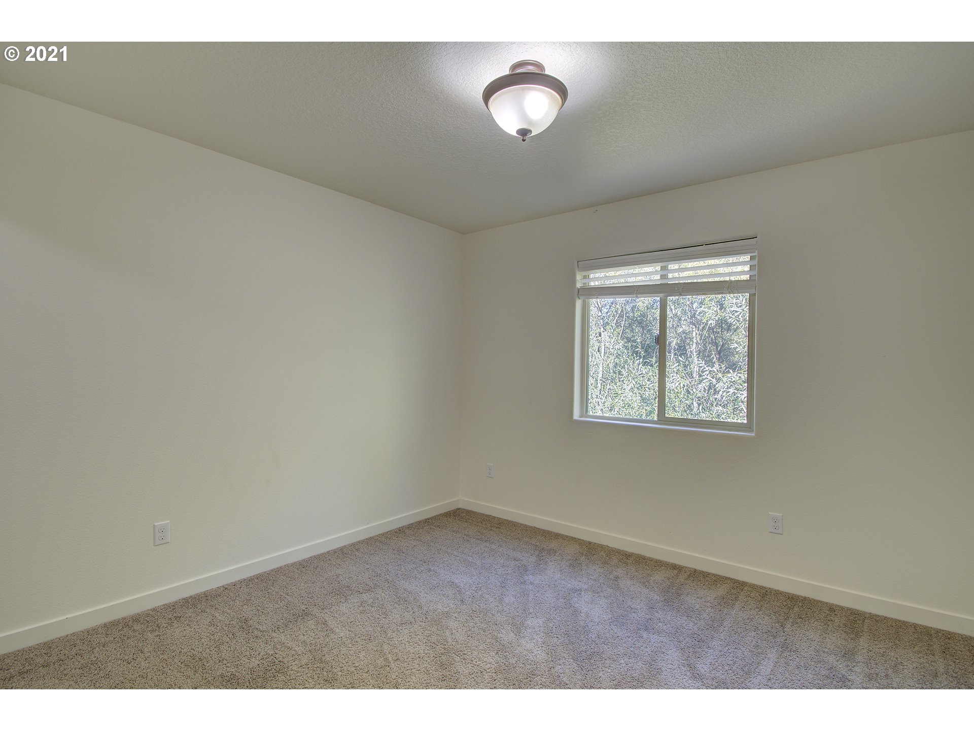 162 North 41st Place Ridgefield, WA 98642 - Photo 25 of 29 an empty room with a window