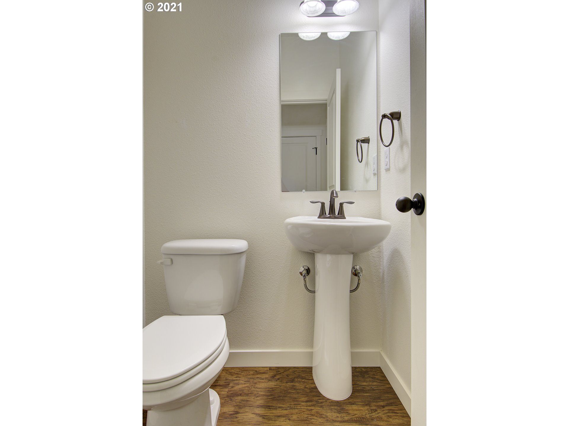 162 North 41st Place Ridgefield, WA 98642 - Photo 8 of 29 a bathroom with a sink toilet and a mirror