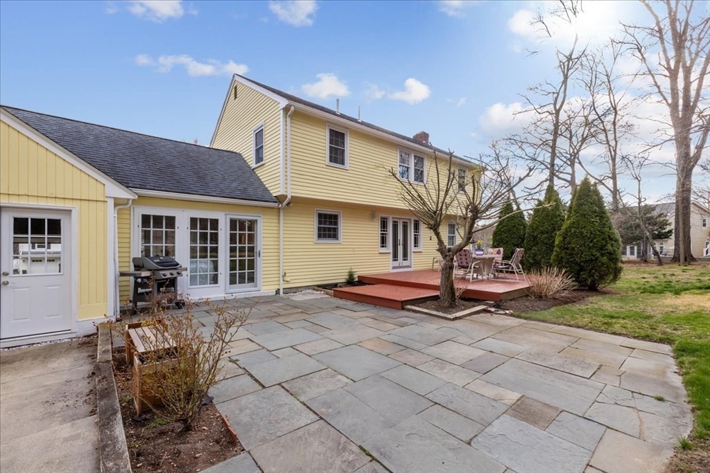 12 Longmeadow Road Medfield, MA 02052 - Photo 4 of 41 Gallery Image 4
