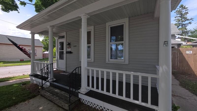 1120 Hamilton Street Manitowoc, WI 54220 - Photo 25 of 30 Porch