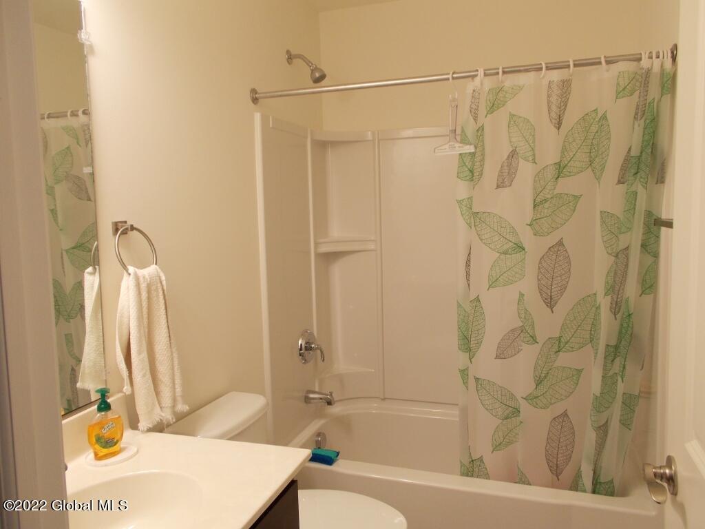 33 Reutter Drive Bethlehem, NY 12158 - Photo 16 of 19 16-16-guest-bath