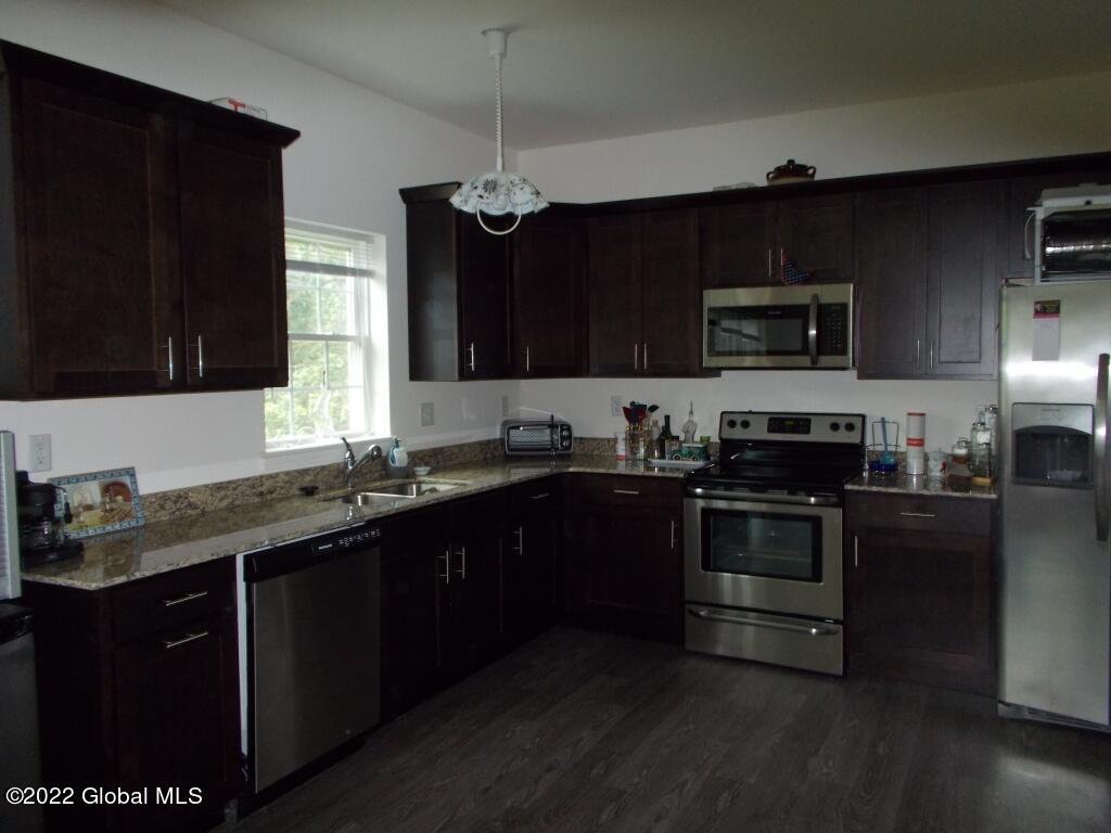 33 Reutter Drive Bethlehem, NY 12158 - Photo 5 of 19 05-5-kitchen
