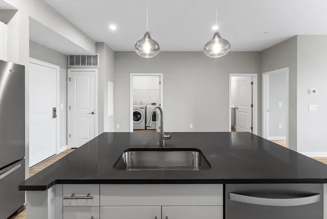 $2,100 | 999 Main Street, Unit 207, Hanson, MA 02341