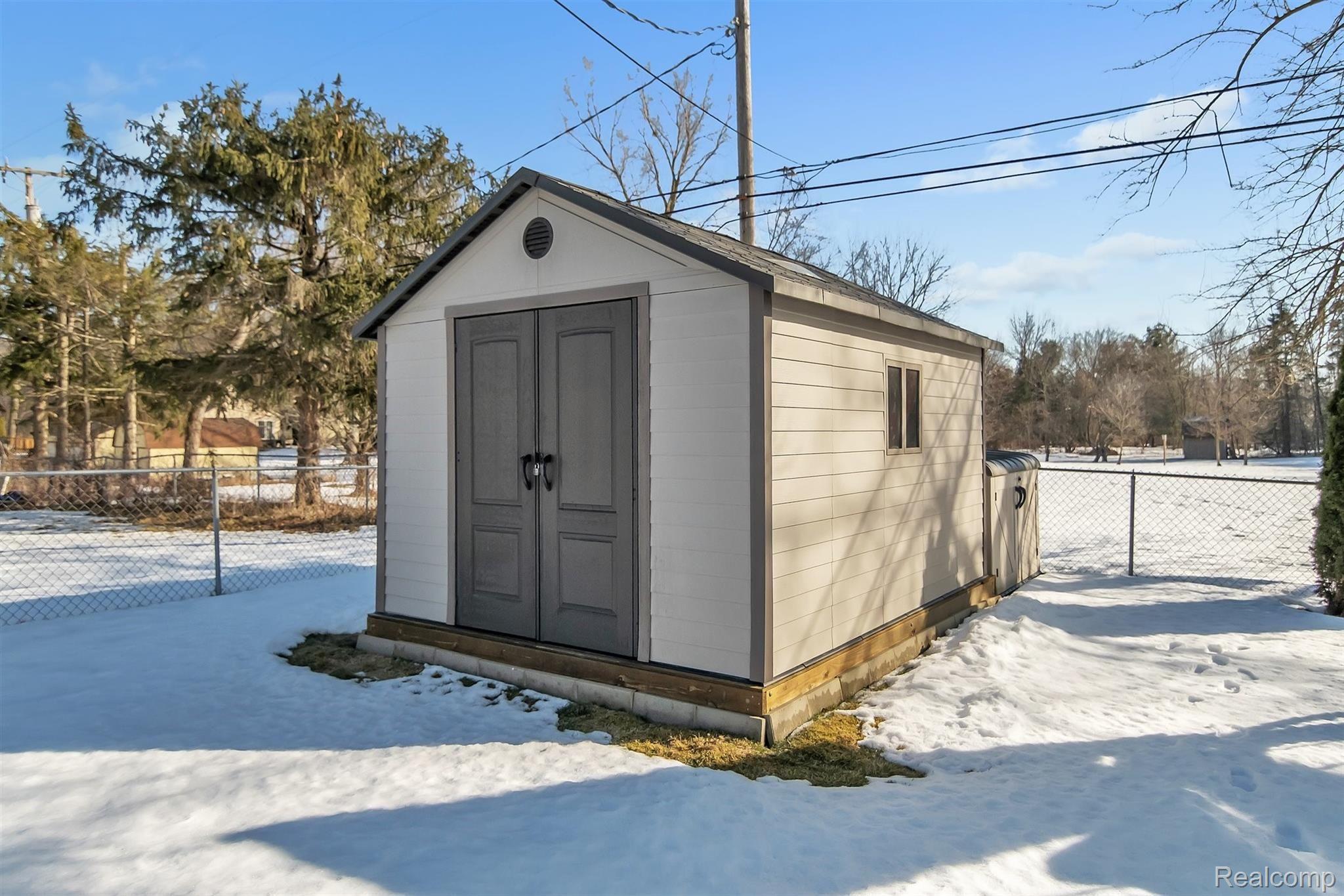 3677 Dearborn Avenue Rochester, MI 48309 - Photo 25 of 28 25-3677 Dearborn Ave-windowstill-real-estate-photography-25.jpg