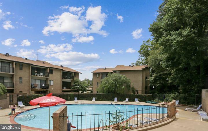 118 Monroe Street, Unit 1181109 Rockville, MD 20850 - Photo 34 of 41 a patio with table and chairs and potted plants