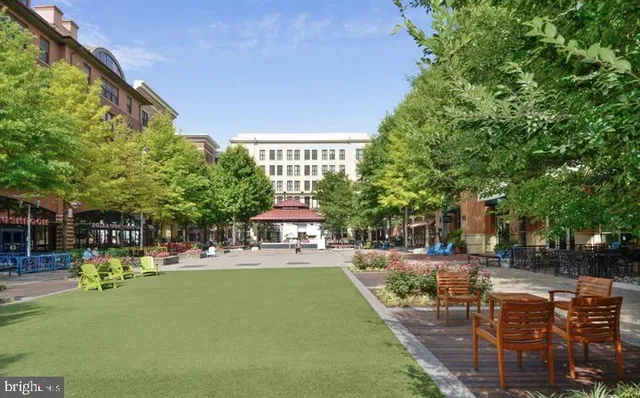 a building view with outdoor space