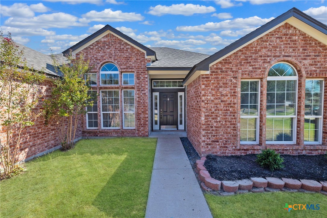 5607 Aberdeen Court Temple, TX 76502 - Photo 4 of 30 a front view of a house with garden